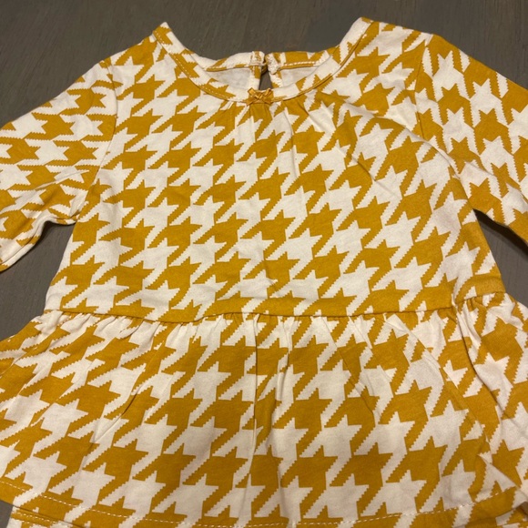 💛 NEW! • Carters • 2 piece outfit | 6 months - Picture 5 of 7